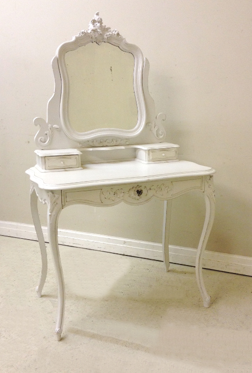 french antique dressing table